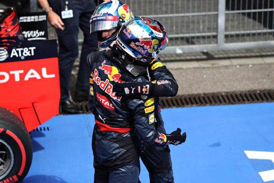 I due piloti Red Bull si abbracciano prima di salire sul podio. Getty